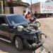 Carro e caminhão ficaram amassados após a colisão