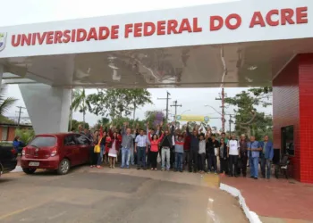 Grevistas aguardam reajuste inflacionário de 27,3% referente ao período de 2010 a 2015. (Foto: Odair Leal/ A Gazeta)