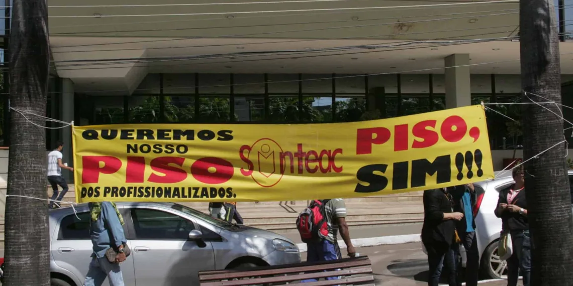 RIO BRANCO, AC, 19.06.2015 - Greve dos professores já acontecem por três dias na Praça Povos da Floresta, em frente ao Palácio do Governo. Segundo a liderança grevista, há 40% de adesão, com o número crescente devido às mobilizações e contato com os municípios. Os professores foram levar faixas para as escolas e fazer acampamento nas secretarias de educação. Foto: Odair Leal/Folhapress