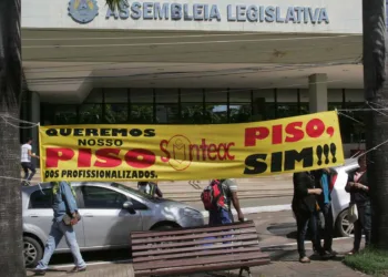 RIO BRANCO, AC, 19.06.2015 - Greve dos professores já acontecem por três dias na Praça Povos da Floresta, em frente ao Palácio do Governo. Segundo a liderança grevista, há 40% de adesão, com o número crescente devido às mobilizações e contato com os municípios. Os professores foram levar faixas para as escolas e fazer acampamento nas secretarias de educação. Foto: Odair Leal/Folhapress
