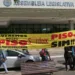 RIO BRANCO, AC, 19.06.2015 - Greve dos professores já acontecem por três dias na Praça Povos da Floresta, em frente ao Palácio do Governo. Segundo a liderança grevista, há 40% de adesão, com o número crescente devido às mobilizações e contato com os municípios. Os professores foram levar faixas para as escolas e fazer acampamento nas secretarias de educação. Foto: Odair Leal/Folhapress