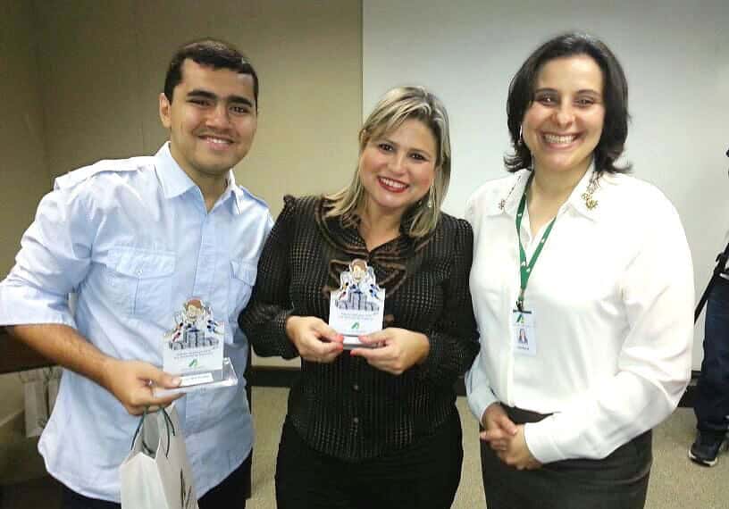Tiago Martinello e Degeane Santos receberam placa da superintendente Patrícia Barbieri