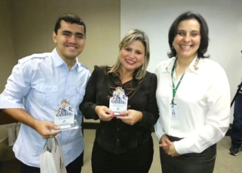 Tiago Martinello e Degeane Santos receberam placa da superintendente Patrícia Barbieri