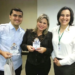 Tiago Martinello e Degeane Santos receberam placa da superintendente Patrícia Barbieri
