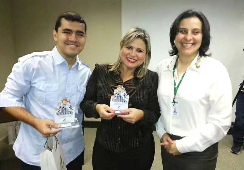 Tiago Martinello e Degeane Santos receberam placa da superintendente Patrícia Barbieri
