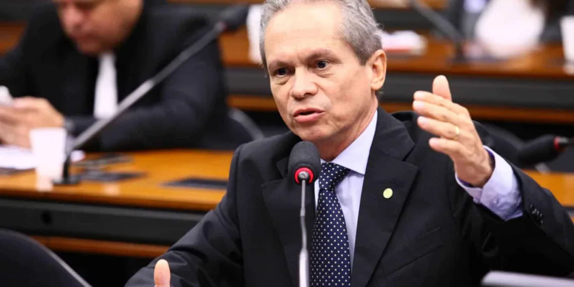 Angelim cobra tarifa menor e melhoria do fornecimento de energia para o Acre