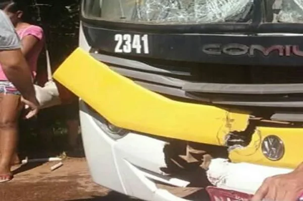 Motociclista colide de frente com ônibus