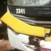 Motociclista colide de frente com ônibus