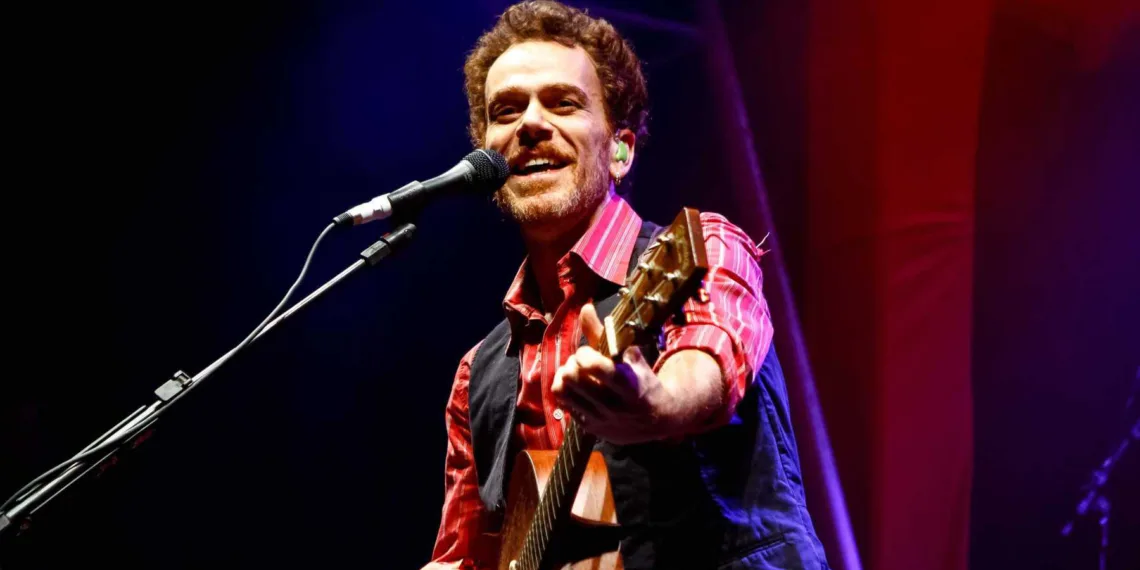 Nando Reis se apresenta com os Infernais e seus maiores sucessos