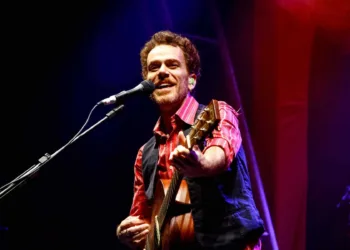 Nando Reis se apresenta com os Infernais e seus maiores sucessos