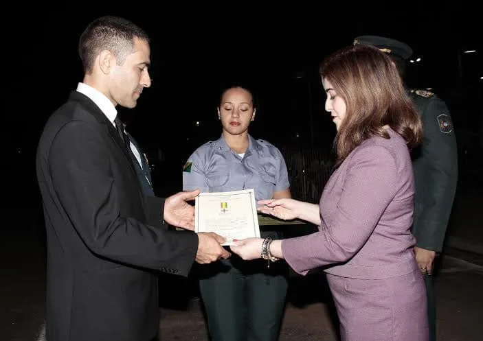 Governadora em exercício fez a entrega dos diplomas. (Foto: Val Fernandes)