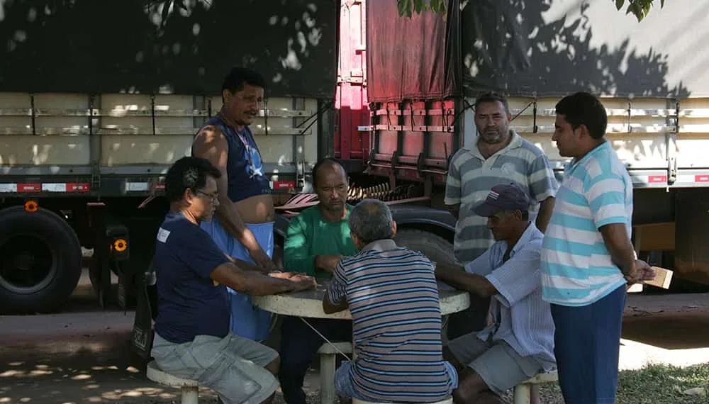 RIO BRANCO, AC, 22.06.2015 - O vice-presidente do Sindicato dos Servidores da Suframa, Renato Santos afirma que há cerca de 100 caminhões no aguardo e desta categoria estão sendo realizados 15 atendimentos ao dia (que na semana anterior eram mais de 300). O tempo de espera está entre sete e oito dias (e anteriormente, girava em torno de uma quinzena). Apesar da continuidade da greve da Suframa por tempo indeterminado, a fim de para alcançar melhorias salariais. Foto: Odair Leal/Folhapress