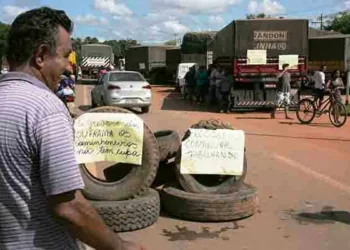 Caminhoneiros que estão com cargas paradas estão usando pneus para fechar a rotatória da Corrente. (Foto: Odair Leal/ A GAZETA)