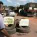 Caminhoneiros que estão com cargas paradas estão usando pneus para fechar a rotatória da Corrente. (Foto: Odair Leal/ A GAZETA)
