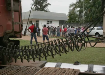 Cansados de esperar, caminhoneiros sitiam prédio da Suframa na Capital