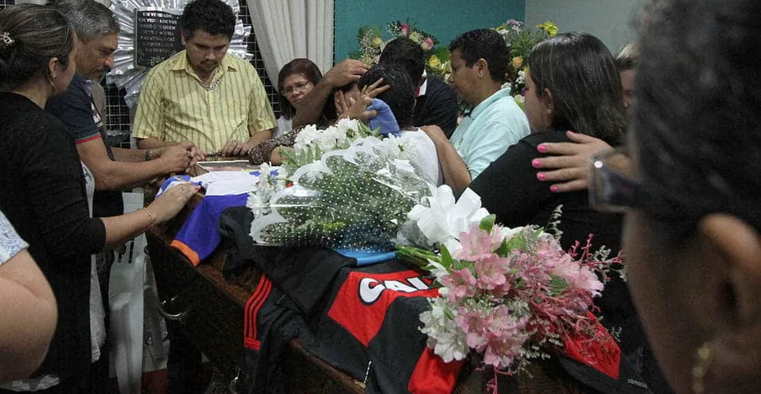Corpo de Richard Leitão, um dos pescadores, foi velado sob aplausos emocionados, suspiros e lágrimas. (Foto: Odair Leal/ A GAZETA)