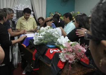 Corpo de Richard Leitão, um dos pescadores, foi velado sob aplausos emocionados, suspiros e lágrimas. (Foto: Odair Leal/ A GAZETA)