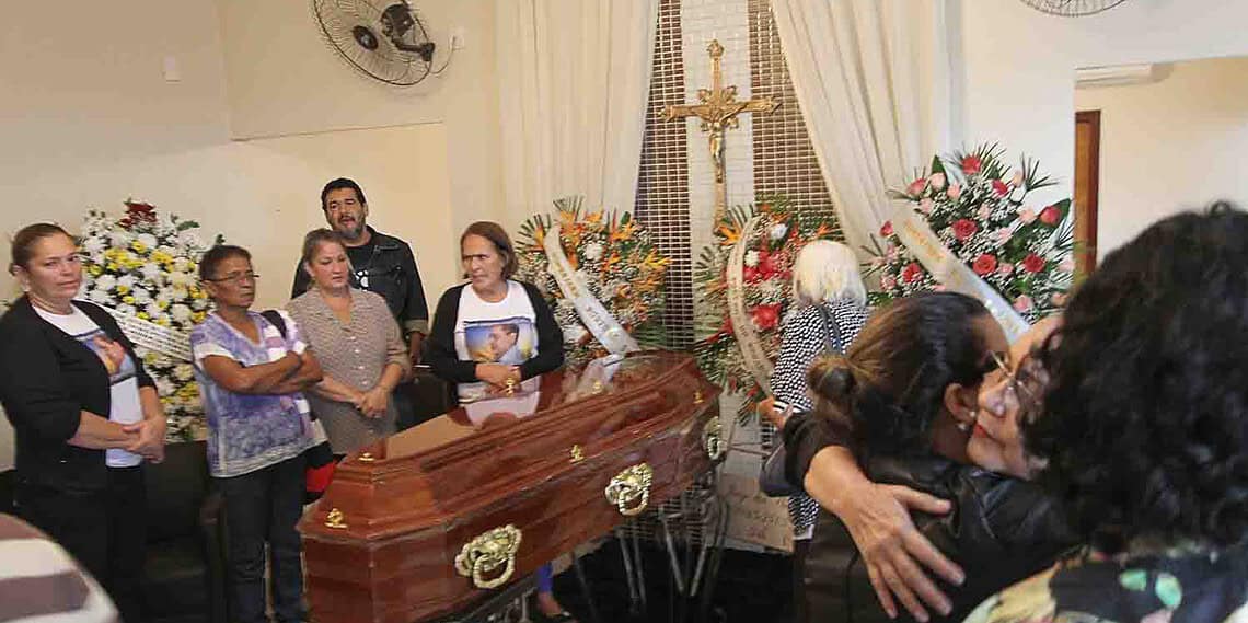 Armando Dantas foi velado pela família e amigos na capela São João Batista. (Foto: Odair Leal/ A GAZETA)