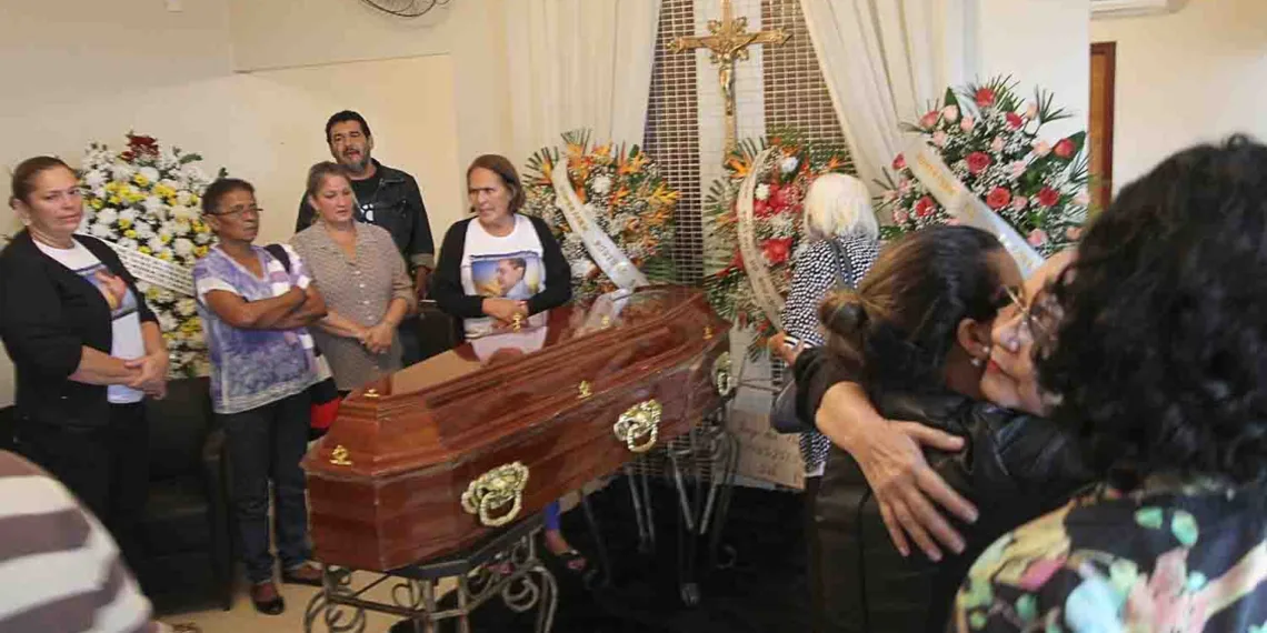 Armando Dantas foi velado pela família e amigos na capela São João Batista. (Foto: Odair Leal/ A GAZETA)