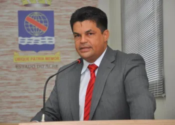 Vereador diz que recebe denúncias de serviços malfeitos. (Foto: Agência Aleac)