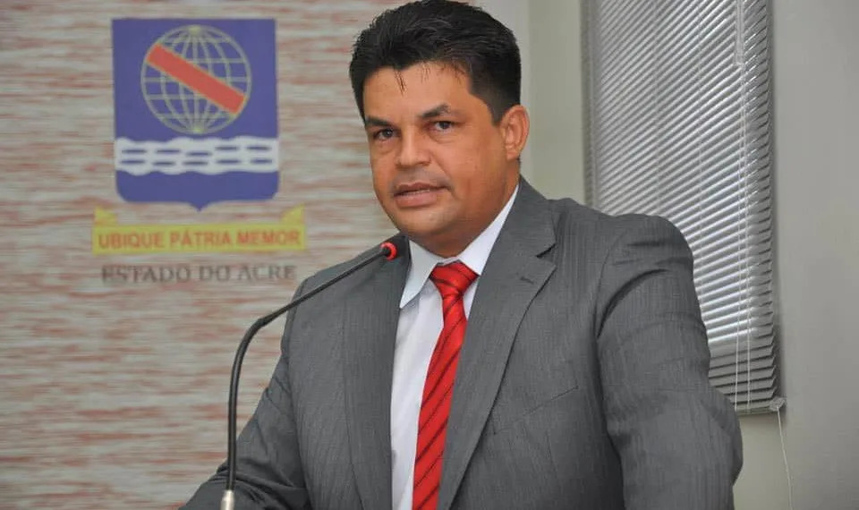 Vereador diz que recebe denúncias de serviços malfeitos. (Foto: Agência Aleac)