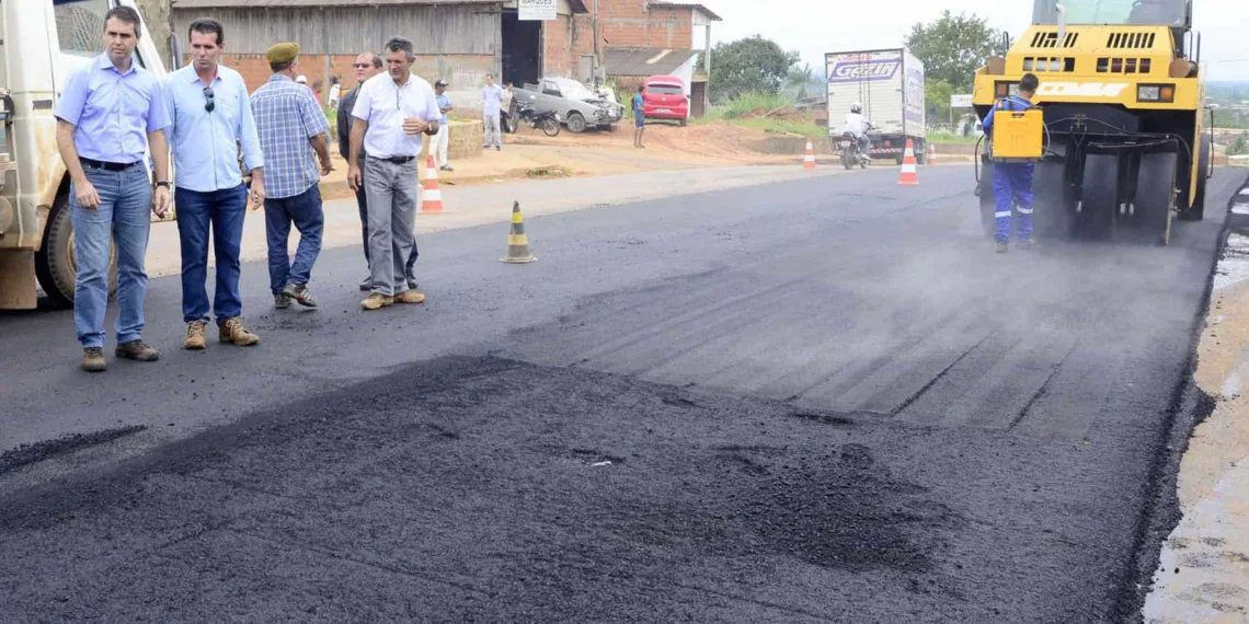 Aplicação de asfalto foi inspecionada pelo prefeito. (Fagner Delgado/ Ascom PMRB)