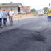 Aplicação de asfalto foi inspecionada pelo prefeito. (Fagner Delgado/ Ascom PMRB)