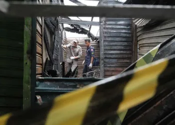 “Nada se salvou”, lamenta camelô prejudicada em incêndio no calçadão