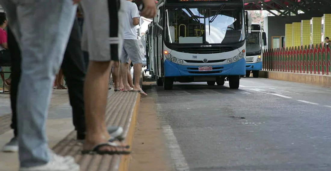 Motoristas e cobradores não aceitam proposta, mas adiam indicativo de greve