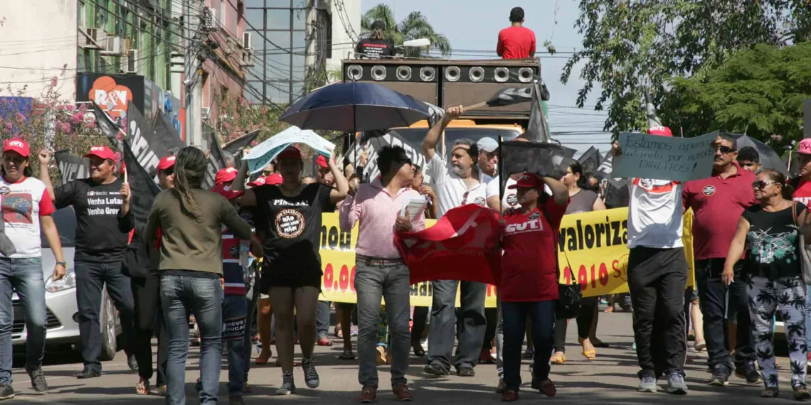 Professores decidem se encerram a greve na segunda-feira, 13