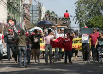 Durante Marcha para Educação, manifestantes tentam invadir escola que resiste a movimento