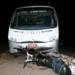 Motoqueiro atropela garota e colide de frente com ônibus