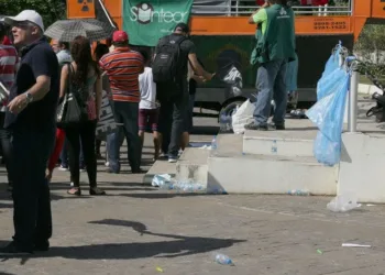 Os rastros de lixos deixados pelas greves