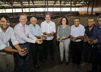 Maria Lúcia visitou o Complexo  de Piscicultura e Cooperacre. (Foto: Secom Acre)