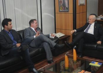 Tião Viana e o secretário Henry Nogueira se reuniram com o ministro Manoel Dias. (Foto: Secom Acre)