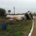 Carreta com combustível tomba na BR-364