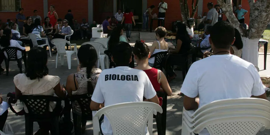 Professores estaduais fazem vigília nesta quarta-feira por reajuste salarial