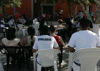 Professores estaduais fazem vigília nesta quarta-feira por reajuste salarial