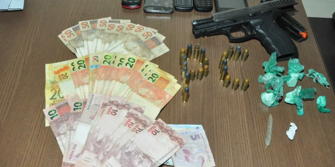 Polícia Civil prende três na Baixada do Sol por tráfico e porte ilegal de arma