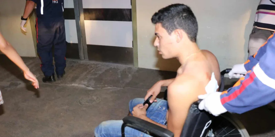 Dupla tenta matar jovem a golpes de faca