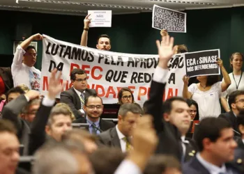 Após manobra, Câmara aprova proposta para reduzir maioridade