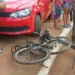 Acidente entre carro e bicicleta fere quatro pessoas
