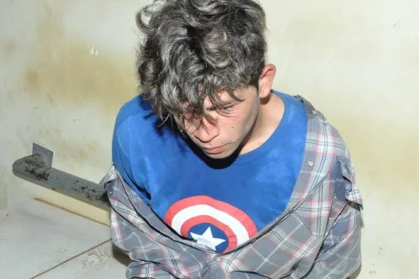 Homem assalta dona de casa com arma de brinquedo