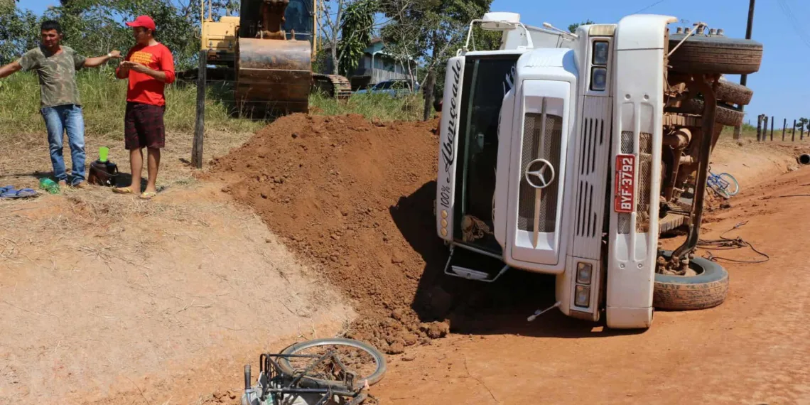 Motorista tomba caçamba para não atropelar ciclista