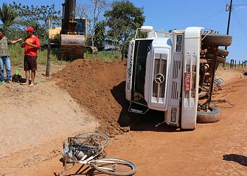 Motorista tomba caçamba para não atropelar ciclista