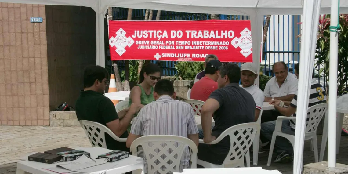 Servidores federais intensificam paralisação no Estado