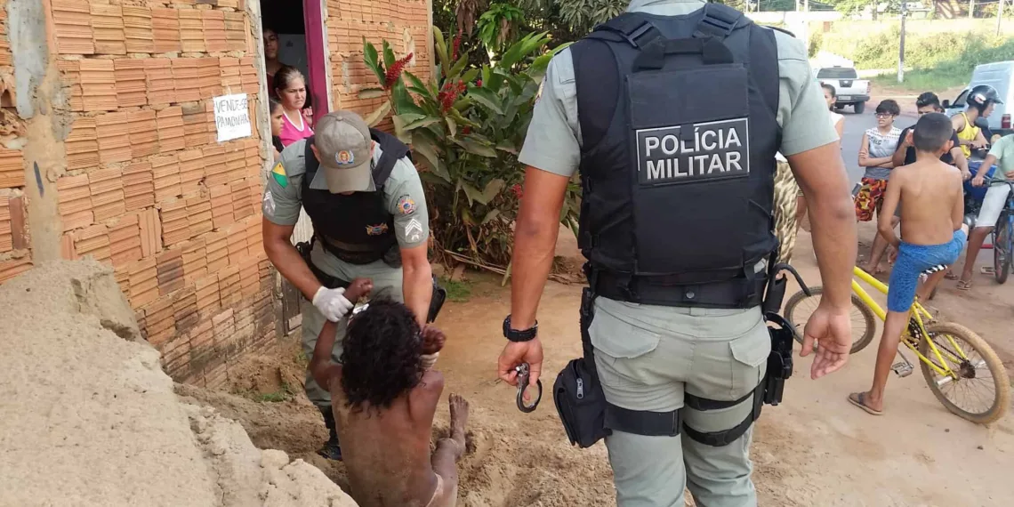Mulher seminua e ferida caminha na estrada Irineu Serra, na Capital