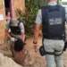 Mulher seminua e ferida caminha na estrada Irineu Serra, na Capital