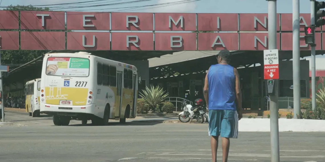 Motoristas e cobradores de ônibus param por uma hora na manhã desta quinta-feira, 2