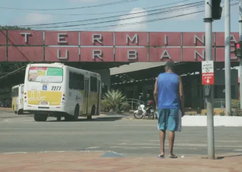 Motoristas e cobradores de ônibus param por uma hora na manhã desta quinta-feira, 2